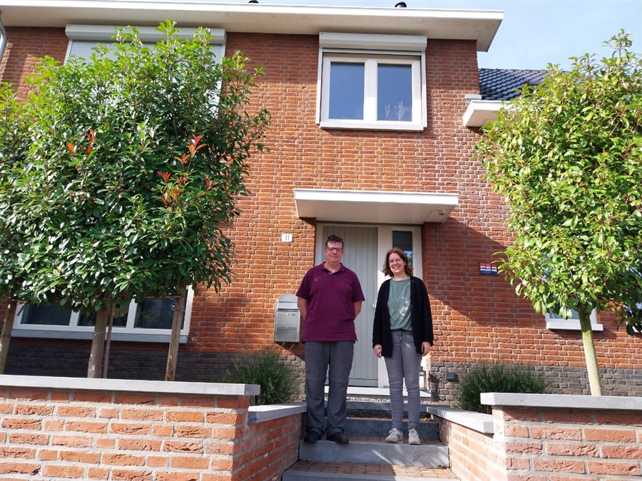 Mieke en Marcel staan voor hun duurzame huis